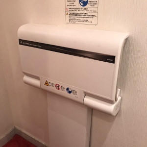 オムツ替えの台