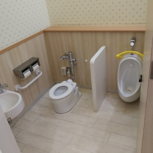 オムツを替えながら、上の子のトイレの様子もみれます