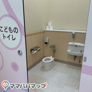 子ども専用トイレも一つありました。
