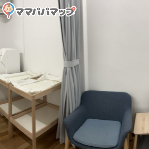 オムツ替え台と授乳椅子