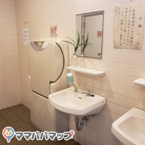 女性トイレの中