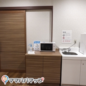 調乳用の給湯器、冷やす用の水道、レンジがありました