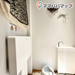 3階の乳幼児おやこのお部屋内にあるおむつ替えスペース