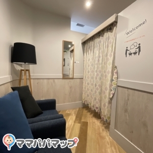 ルミネで一番広くこちらは共有可能な授乳室。大きなソファがありがたいです。