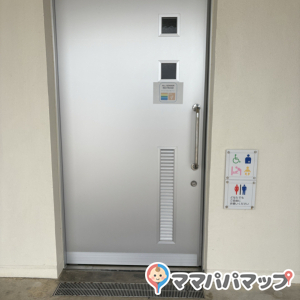 いらぶ大橋　海の駅(屋外多目的トイレ)のオムツ替え台情報 画像3