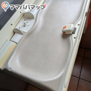 頭側が手前にありますが、交換は出来ました。おむつ替えシートが必須かな。