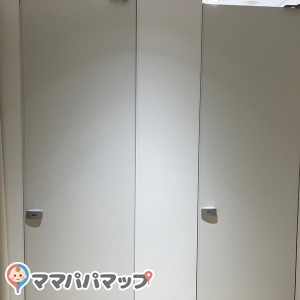 国立競技場ラウンジルーム(2F)の授乳室・おむつ替え台の写真(1枚目)