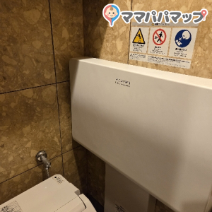 男性用トイレにもオムツ交換台アリ