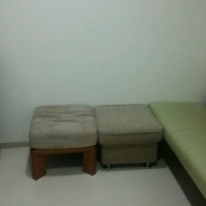 ついたての奥に３人掛けソファと１人用ソファ×２