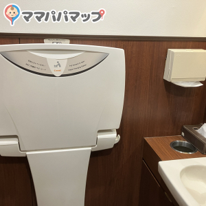女性トイレ内のおむつ替えコーナー