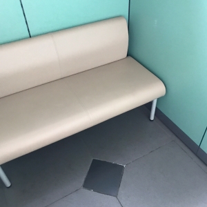 体育館入って右側に仮設のような感じですが授乳室あり。鍵がかかっているので総合受付に声を掛けて解錠してもらいます。