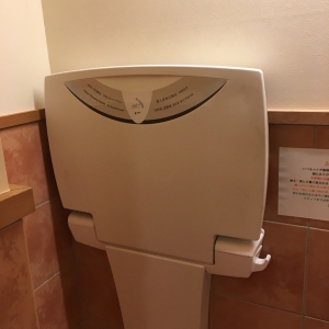 男子トイレにもおむつ台あり