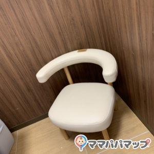 授乳用の椅子もしっかりしてあって授乳しやすいです。個室で鍵付きなのでプライバシーも守られます。