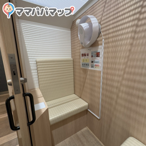 イオンモール茨木(1階フードコート横)(1F)の授乳室・おむつ替え台の写真(3枚目)