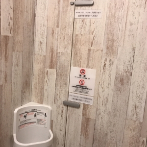 隣の女子トイレの個室。鍵が上部でもかけられるので、子供に開けられてしまう心配がないです。