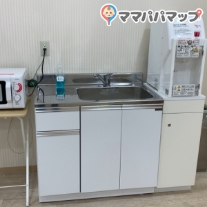 ゴミ箱、給湯器、シンク、電子レンジ