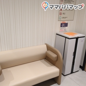 おむつ用ゴミ箱とミルクを飲ませられる大きい椅子があります。