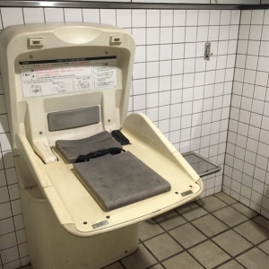 本山駅（改札内）のオムツ替え台情報 画像1