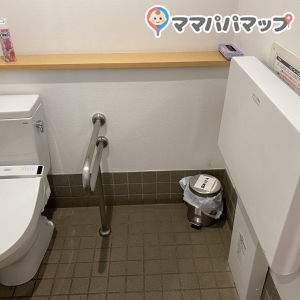 女子トイレ２つ個室のうち片側にオムツ台ありました、オムツ用ゴミ箱もありました。