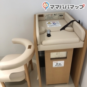 おむつ交換台と授乳時に座れる椅子