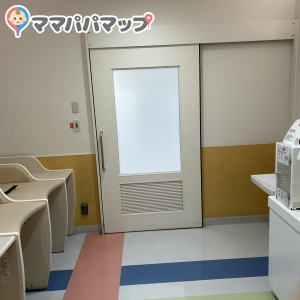 おむつ替えは3つ、意外と休日でも空いていて、他のおむつ替えスペースは混み気味。