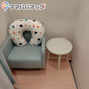 授乳室２（椅子とテーブル、授乳クッション）