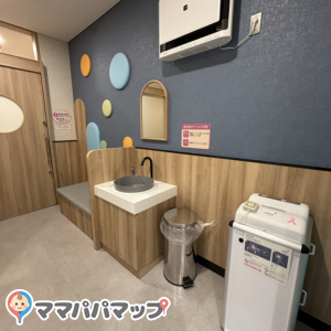 ゴミ箱、水道、ベンチ、奥が授乳室