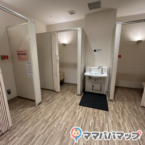 近くのお手洗い。授乳室は3つ