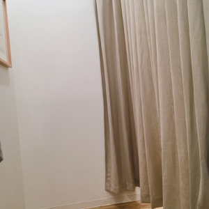 カーテン仕切りです。開けられてしまうと丸見えになるのでしっかり閉めた方が良いです。ベビーカーごと入れる広さです。