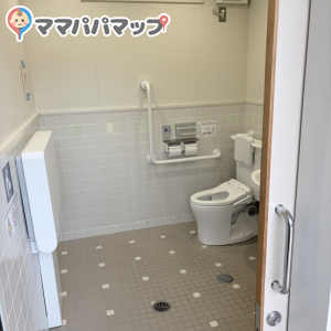 湯っつら広場 公衆トイレの授乳室・おむつ替え台の写真(2枚目)