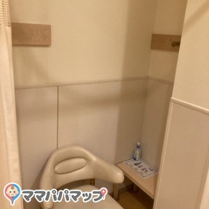 スタジオアリス 新座店の授乳室・おむつ替え台の写真(1枚目)
