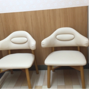 授乳椅子2個と長椅子が１つあります