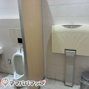 女子トイレ内にもおむつ台があります