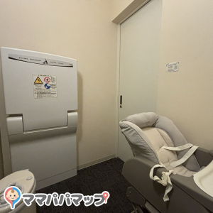 個室で鍵もかかり、とても綺麗でした。オムツのゴミも捨てることができました。