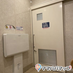 2階授乳室の隣の多目的トイレ内に広めのおむつ交換台がありました。