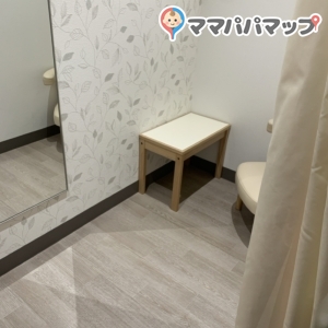 エミフルMASAKI 2階　連絡通路横(2F)の授乳室・オムツ替え台情報 画像1