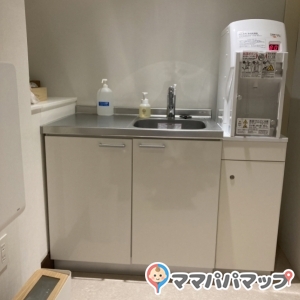 トイレ近くの授乳室（個室）内にシンクなどの設置あり