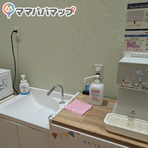 授乳室向かい側にあるウォーターサーバー
