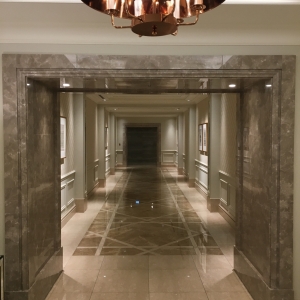 ここをまっすぐ進んで左側にあります