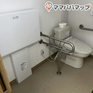 入口、授乳室近くの多目的トイレにはおむつ替えシートがありました。