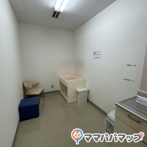 ベビーカーで入れる広さでした。ベビーベッドが置いてあるので寝かせて置けるので良かったです。