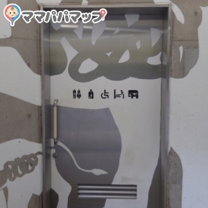上野公園 お手洗5 多目的トイレ(1F)の授乳室・おむつ替え台の写真(2枚目)