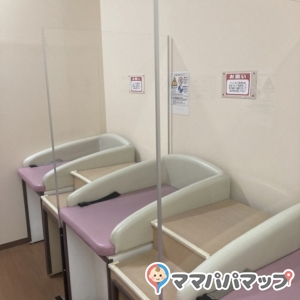 横に荷物が置けるのは助かる！隣との間にアクリルがあってコロナ対策も出来ている。