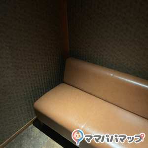 画像のソファの向かいにゴミ箱があります。