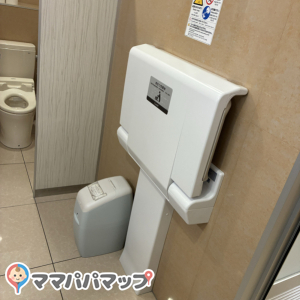 バースデイ鶴見店(2F)の授乳室・おむつ替え台の写真(1枚目)