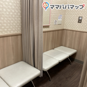 土日祝でも夕方は空いていました。カーテンで仕切るタイプで男性の入室は不可でしたので注意が必要です。