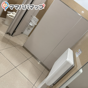 ファッションセンターしまむら 前野町店(2F)の授乳室・おむつ替え台の写真(1枚目)