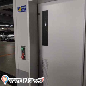 2階 身障者用駐車場近く