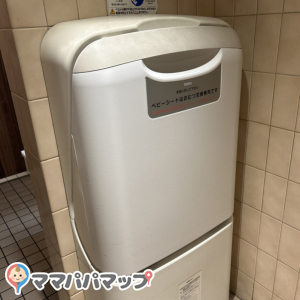 女子トイレ内にオムツ替え台があります！