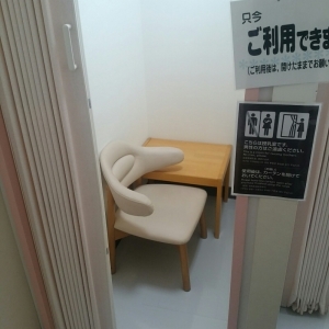 個室は同じ広さの部屋が2つ